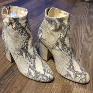 Steve Madden 6.5M leather snake print 3.5" heel, zip booties EUC
